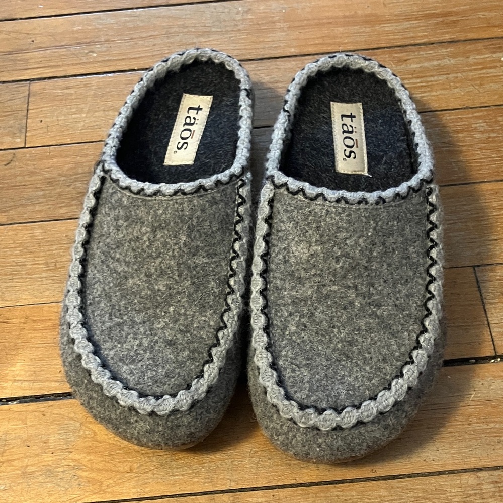 Taos Footwear Gray Wool Clogs